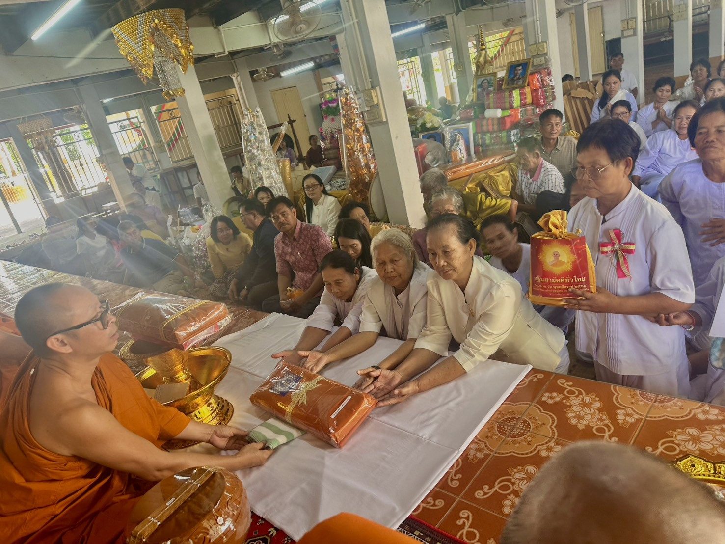 ภาพร่วมพิธีกรรมวัดบ้านดง