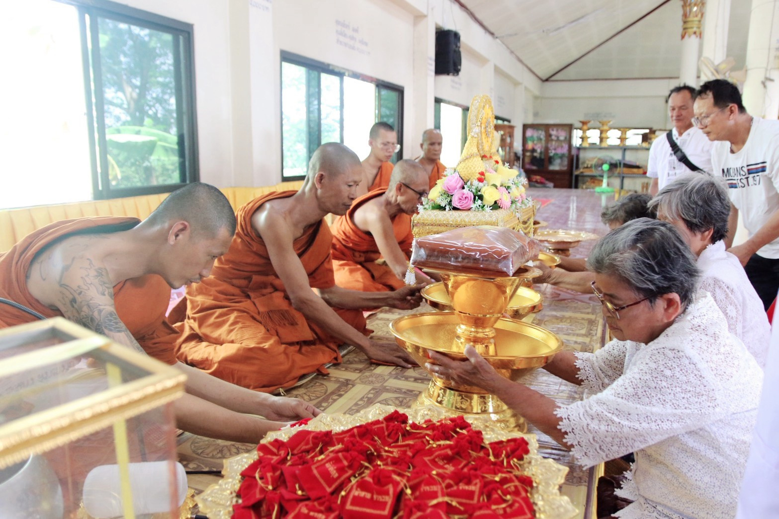 ภาพร่วมพิธีกรรมวัดสายตรี