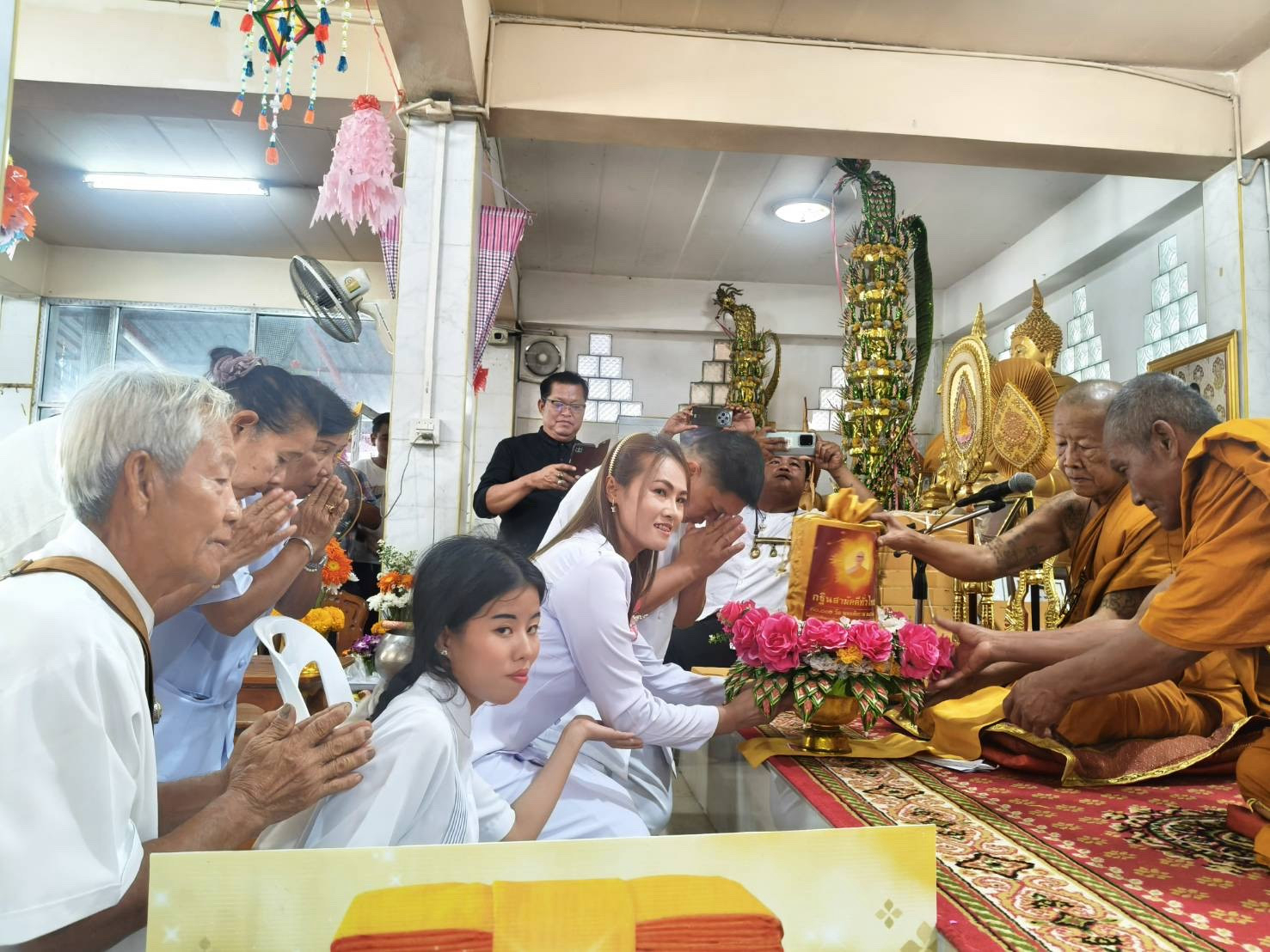 ภาพการถวายปัจจัยวัดหนองแซงใหญ่