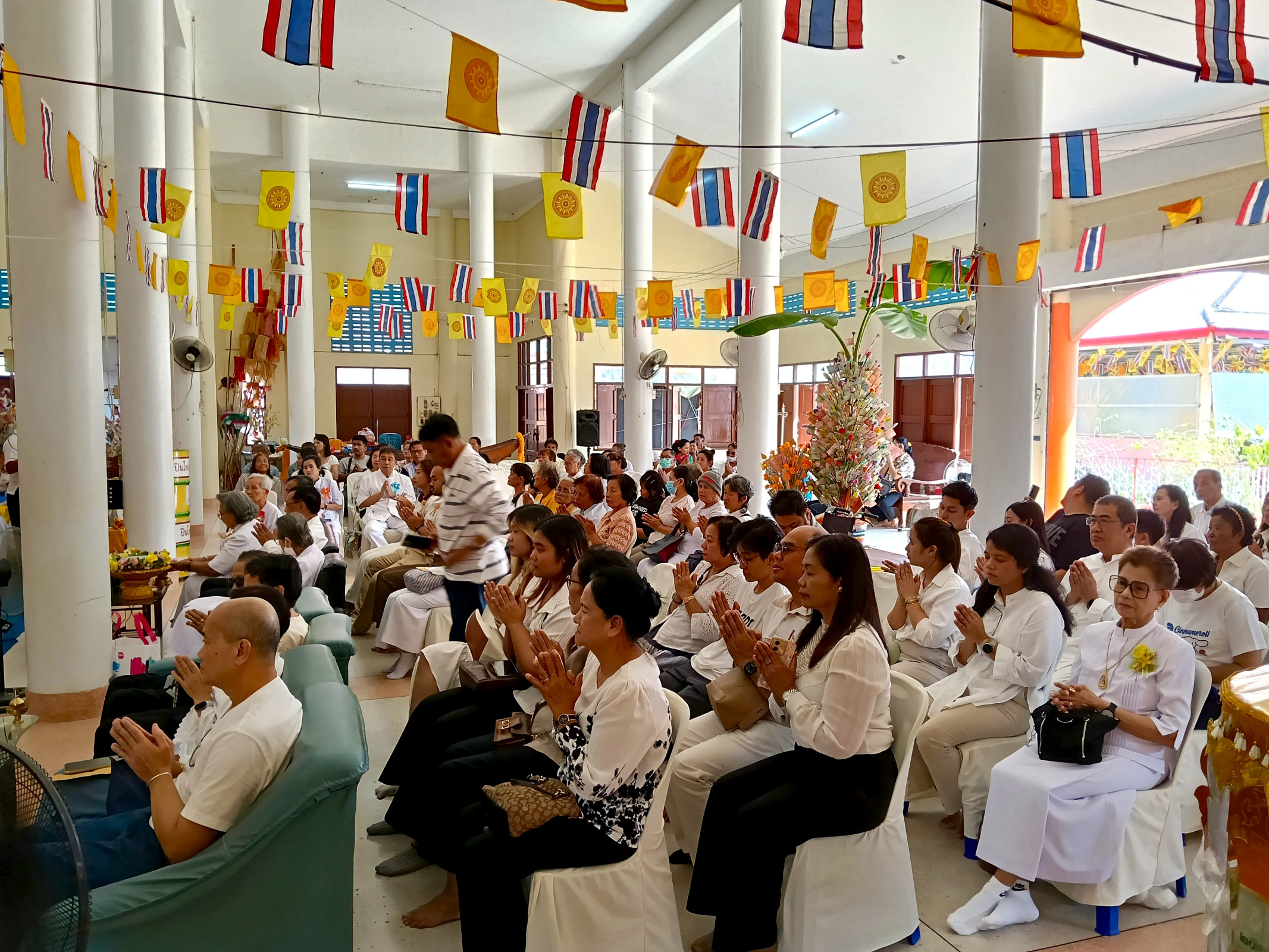 ภาพร่วมพิธีกรรมวัดแคเทพนิมิต