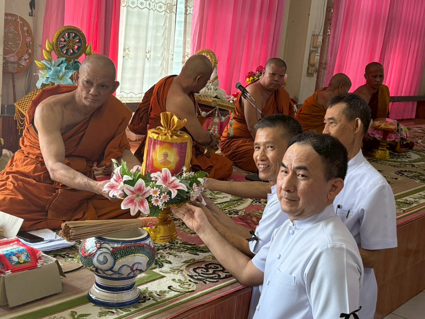 ภาพการถวายปัจจัยวัดดอนกระเชา