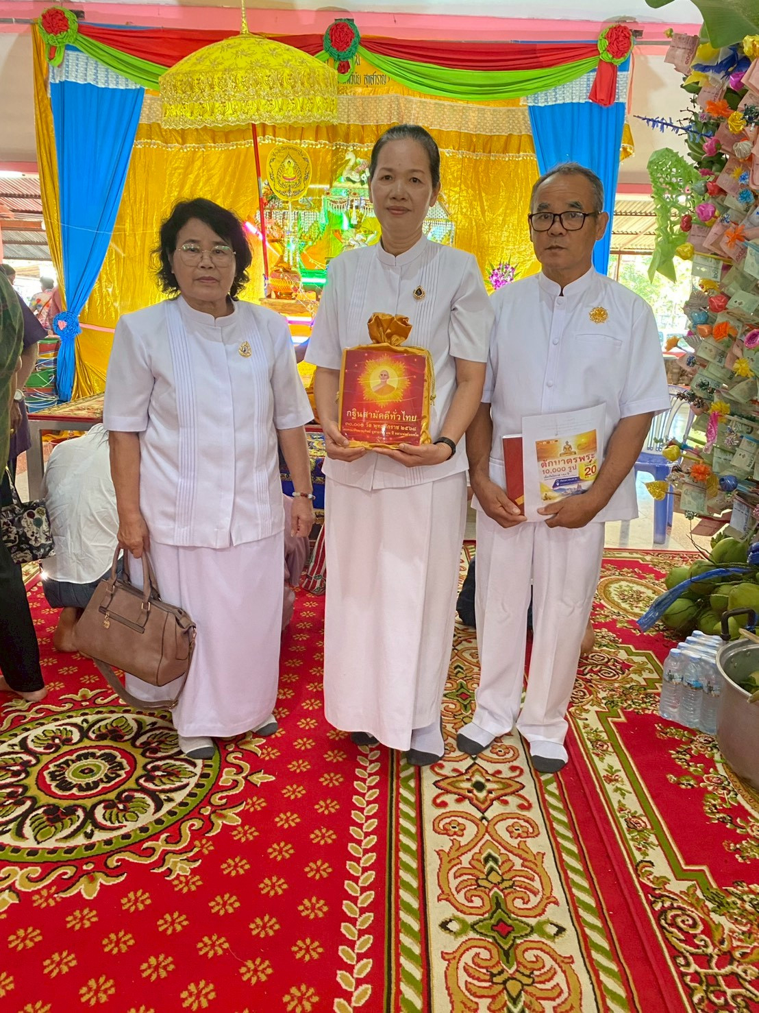 ภาพหมู่ถือพานถวายปัจจัยวัดเนินบรรพต