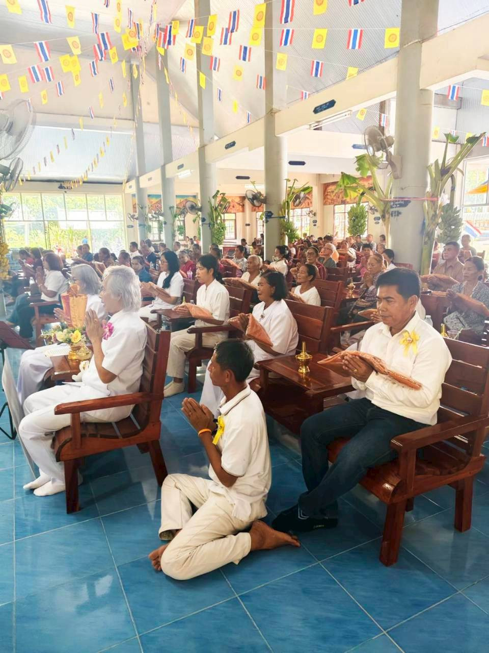 ภาพหมู่ถือพานถวายปัจจัยวัดเสาหงส์พัฒนาวราราม