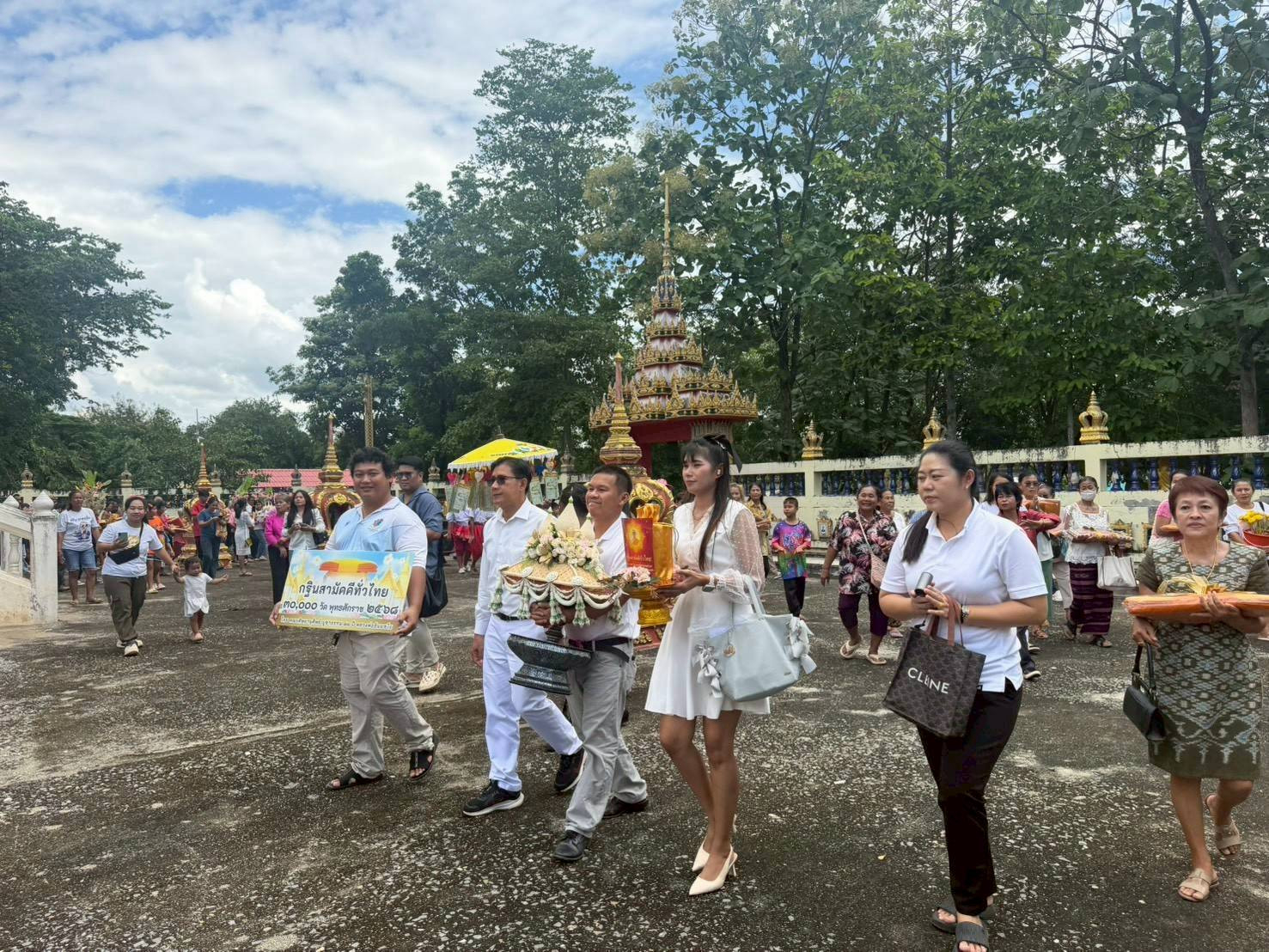 ภาพหมู่ถือพานถวายปัจจัยวัดหนองรี