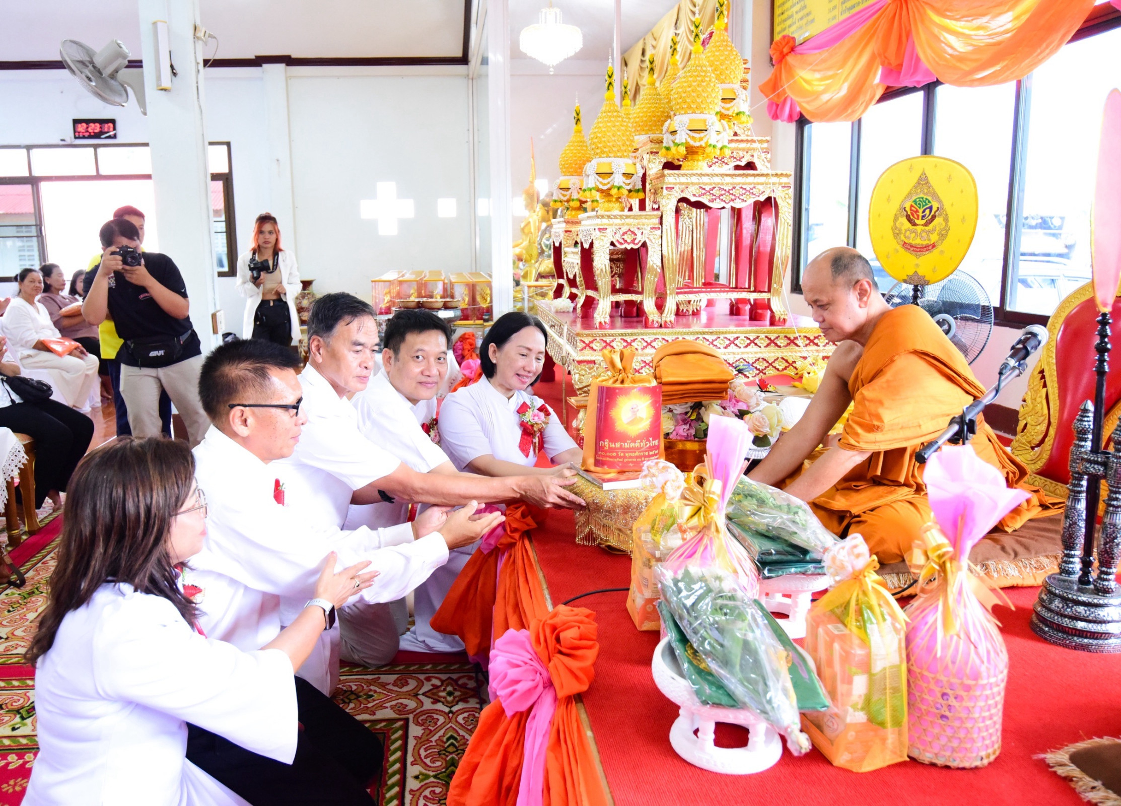 ภาพการถวายปัจจัยวัดสุทธาวาส