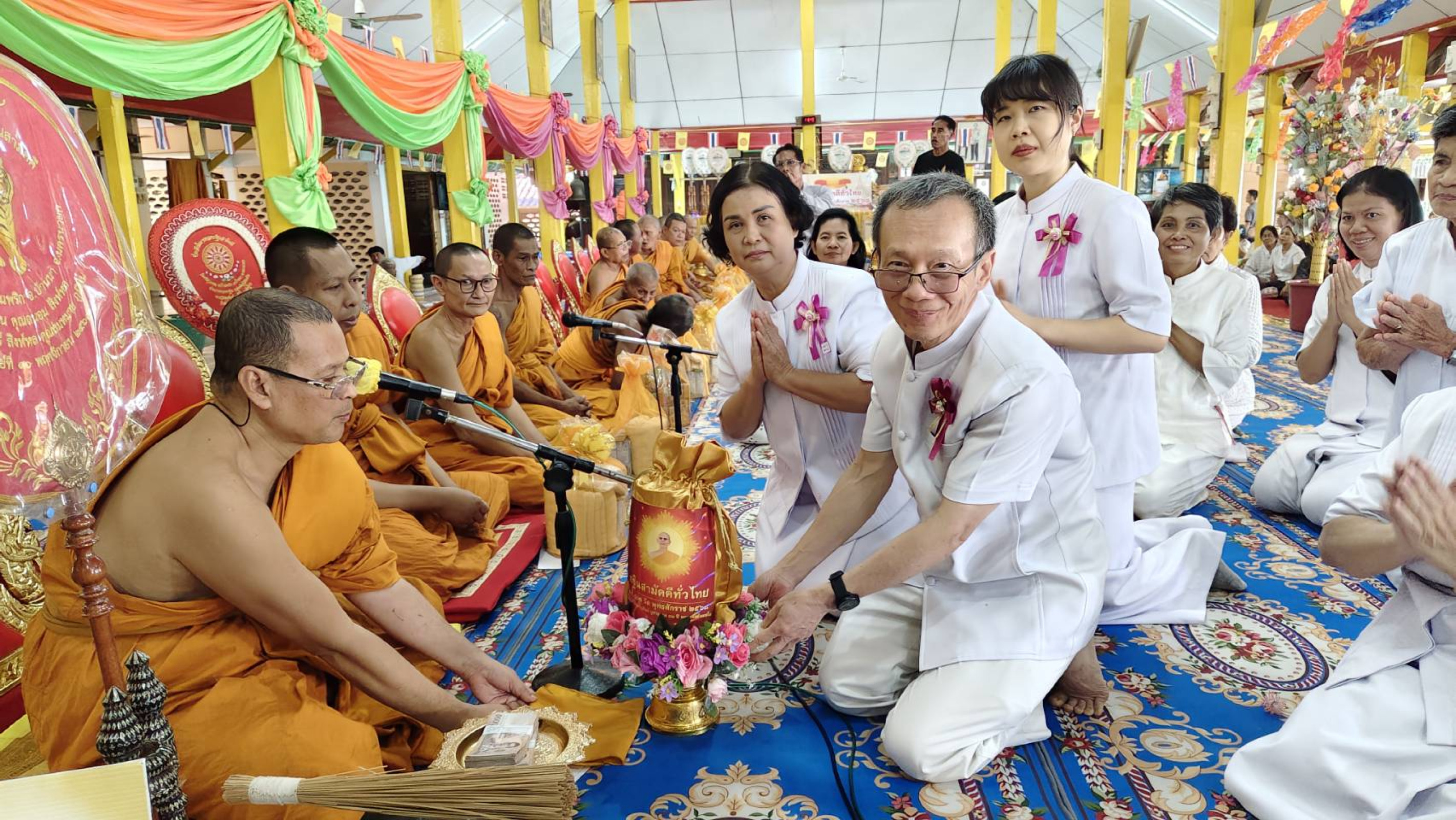 ภาพหมู่ถือพานถวายปัจจัยวัดศรีสุวรรณ