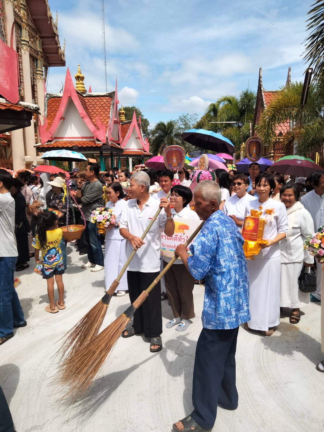 ภาพร่วมพิธีกรรมวัดสง่างาม