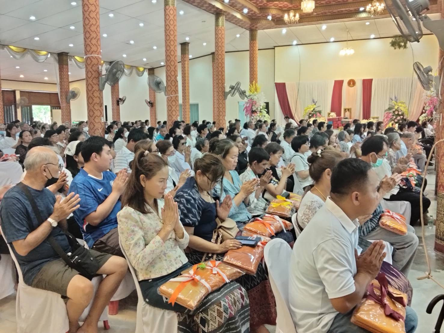 ภาพร่วมพิธีกรรมวัดสง่างาม