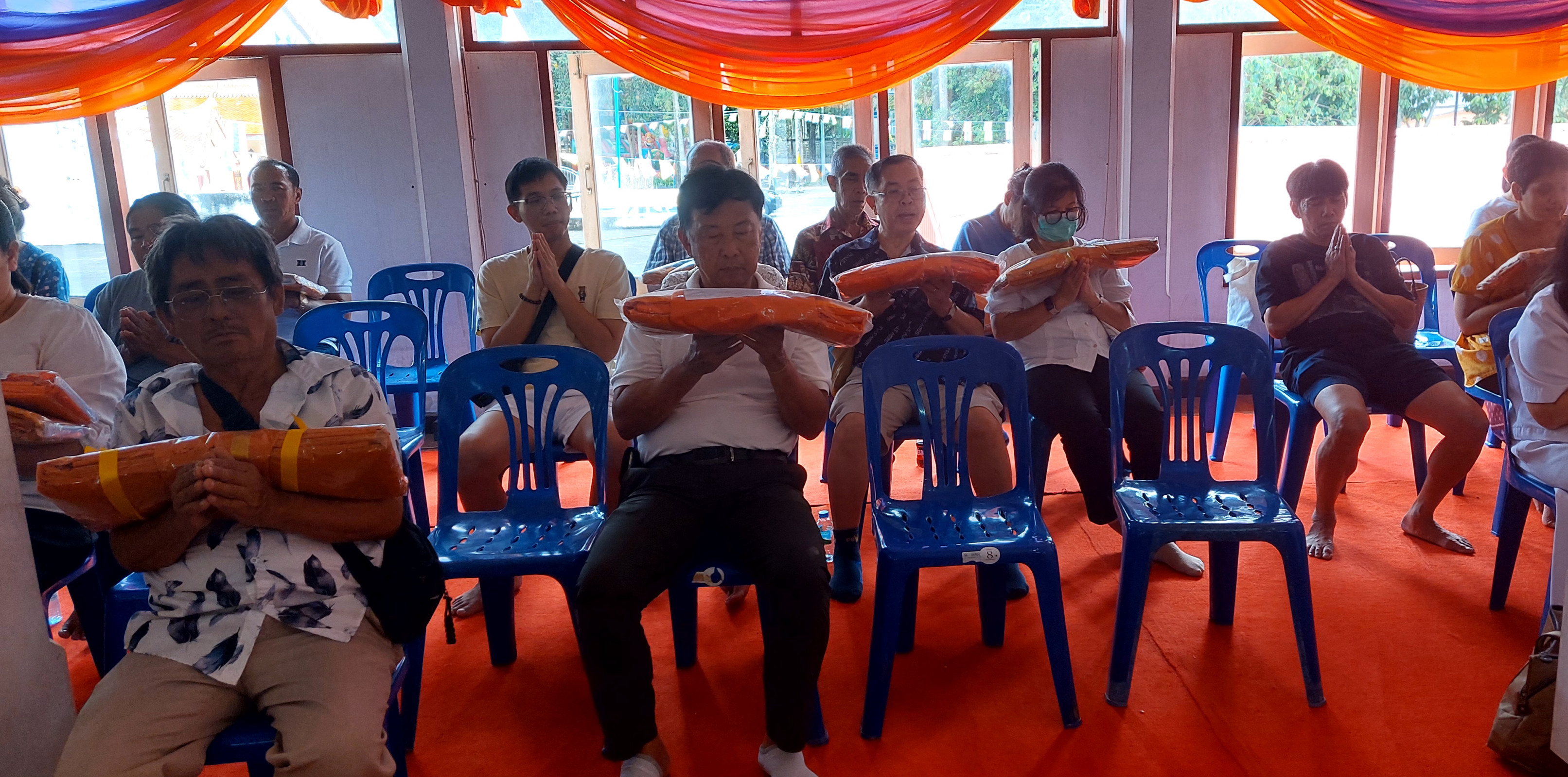 ภาพร่วมพิธีกรรมวัดเนินหอม