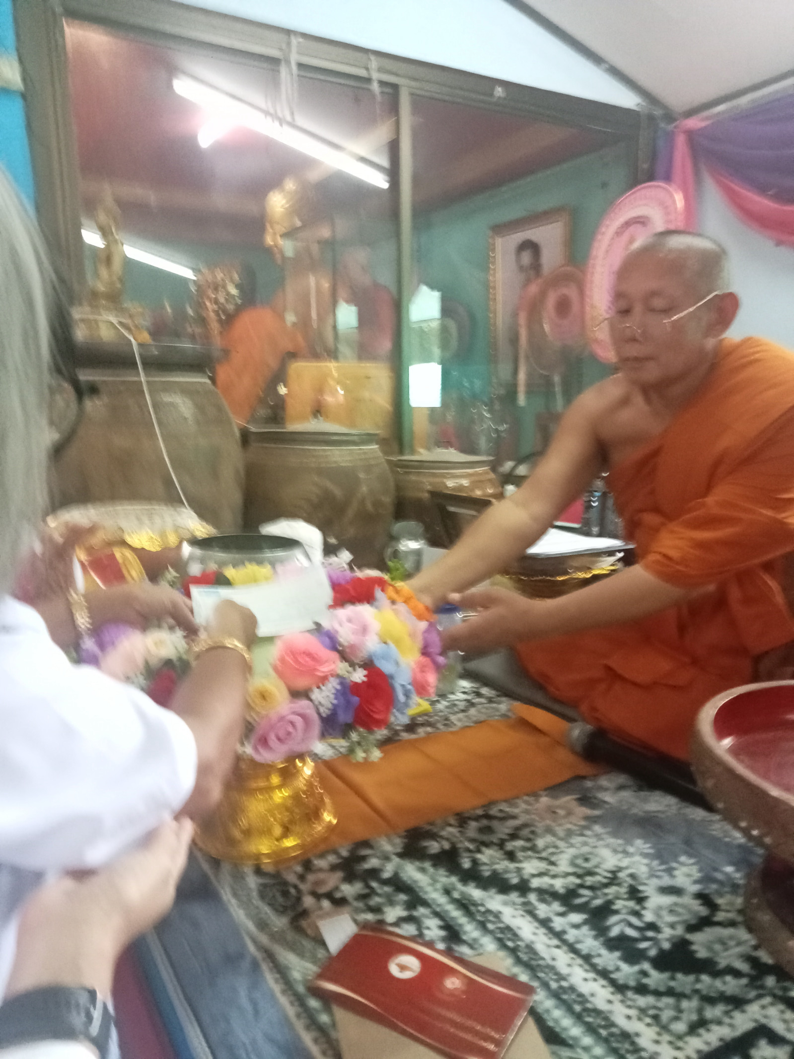 ภาพการถวายปัจจัยวัดปรือวนาราม