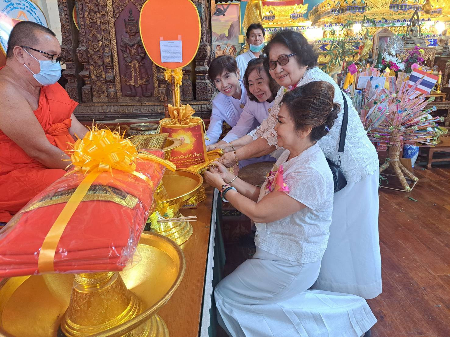 ภาพการถวายปัจจัยวัดปงสนุกใต้