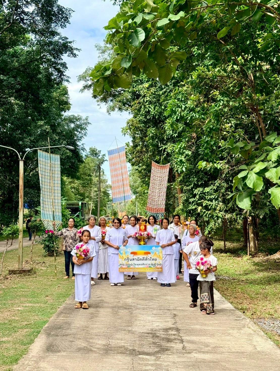 ภาพร่วมขบวนกฐินวัดป่าราษฏร์สามัคคี