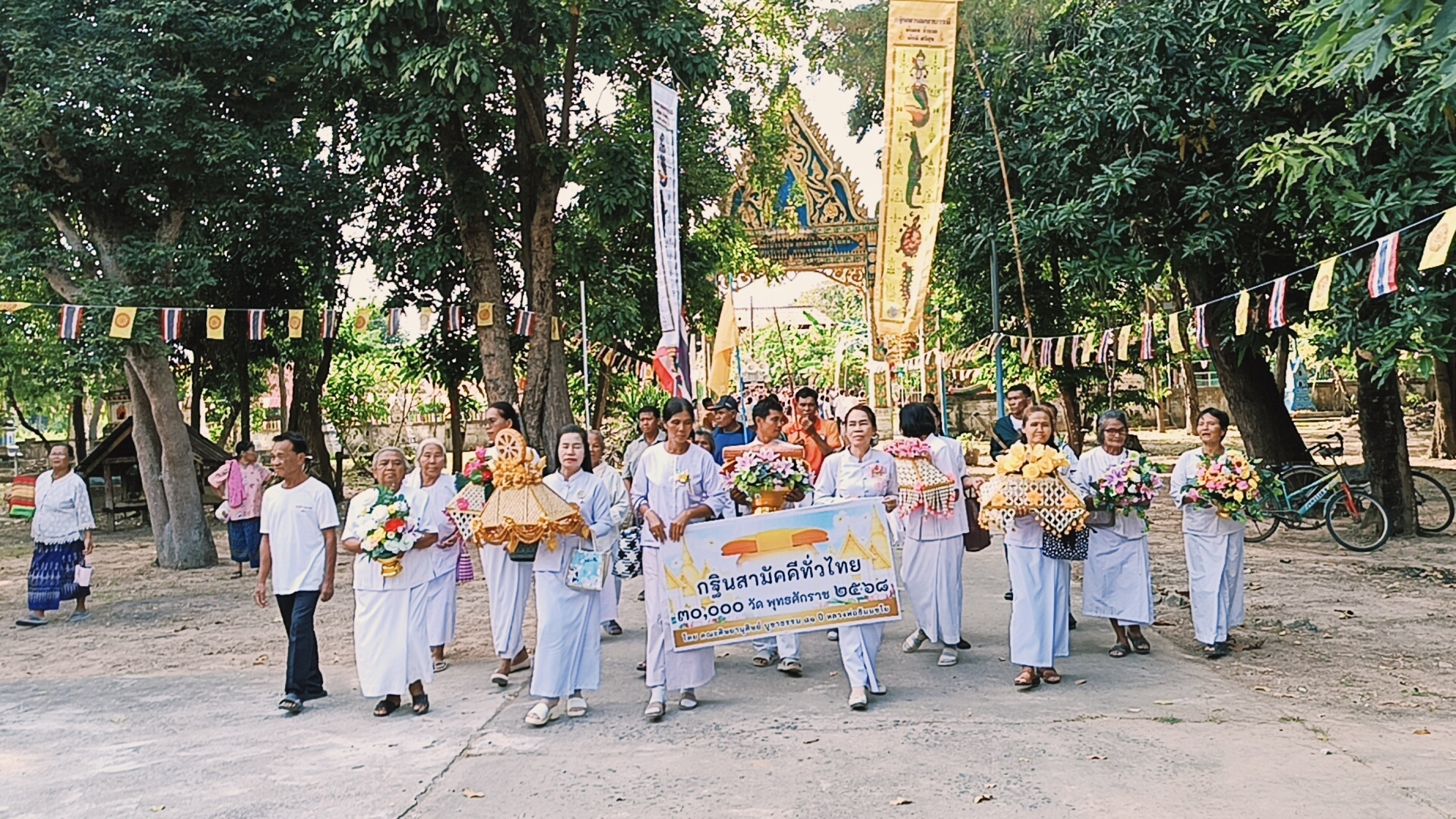 ภาพร่วมขบวนกฐินวัดเทพบัวลอย