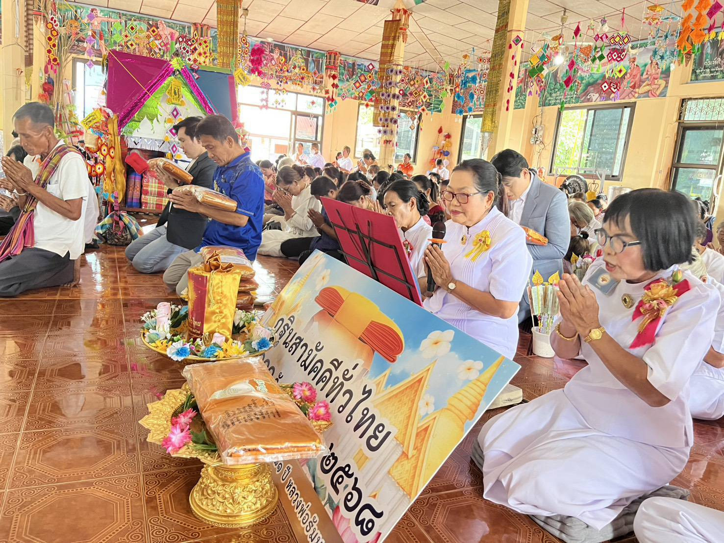 ภาพร่วมพิธีกรรมวัดเหล่าหลวง