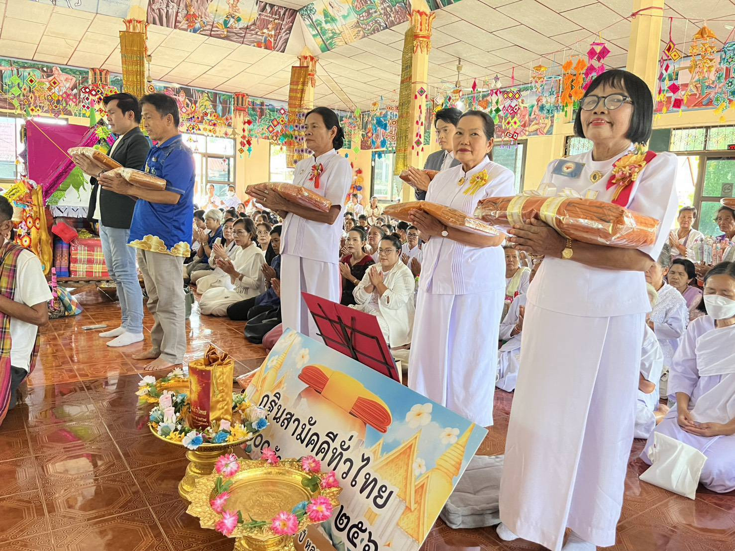 ภาพร่วมพิธีกรรมวัดเหล่าหลวง