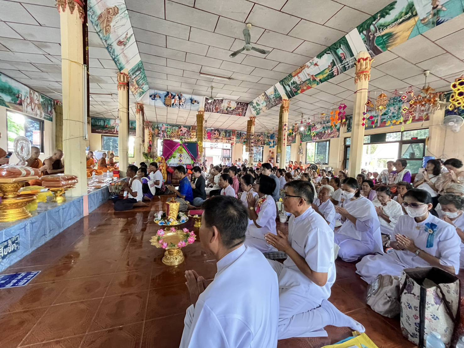 ภาพร่วมพิธีกรรมวัดเหล่าหลวง