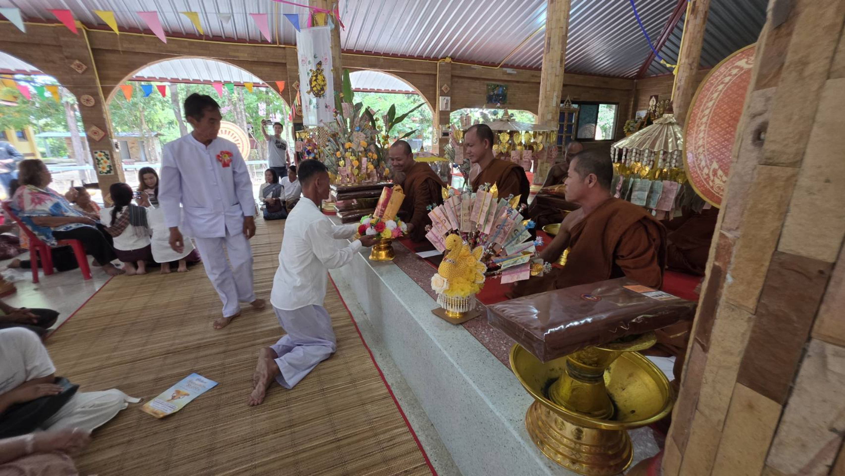 ภาพการถวายปัจจัยวัดสันติสุข