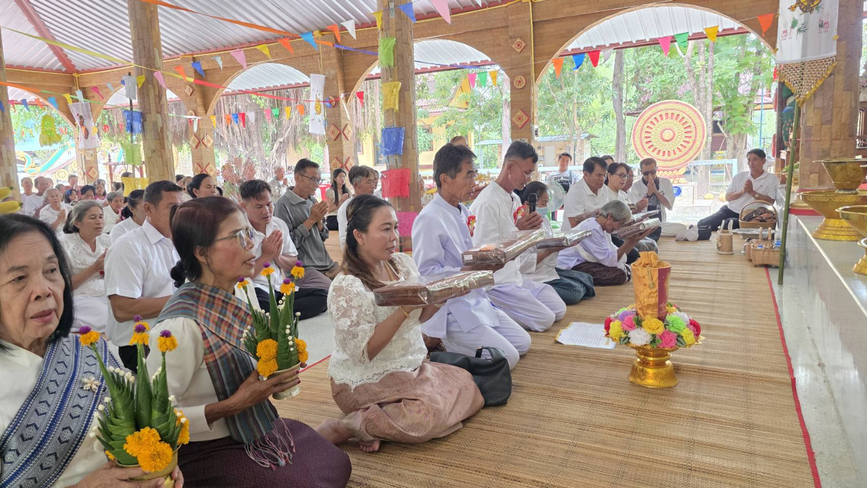 ภาพร่วมพิธีกรรมวัดสันติสุข