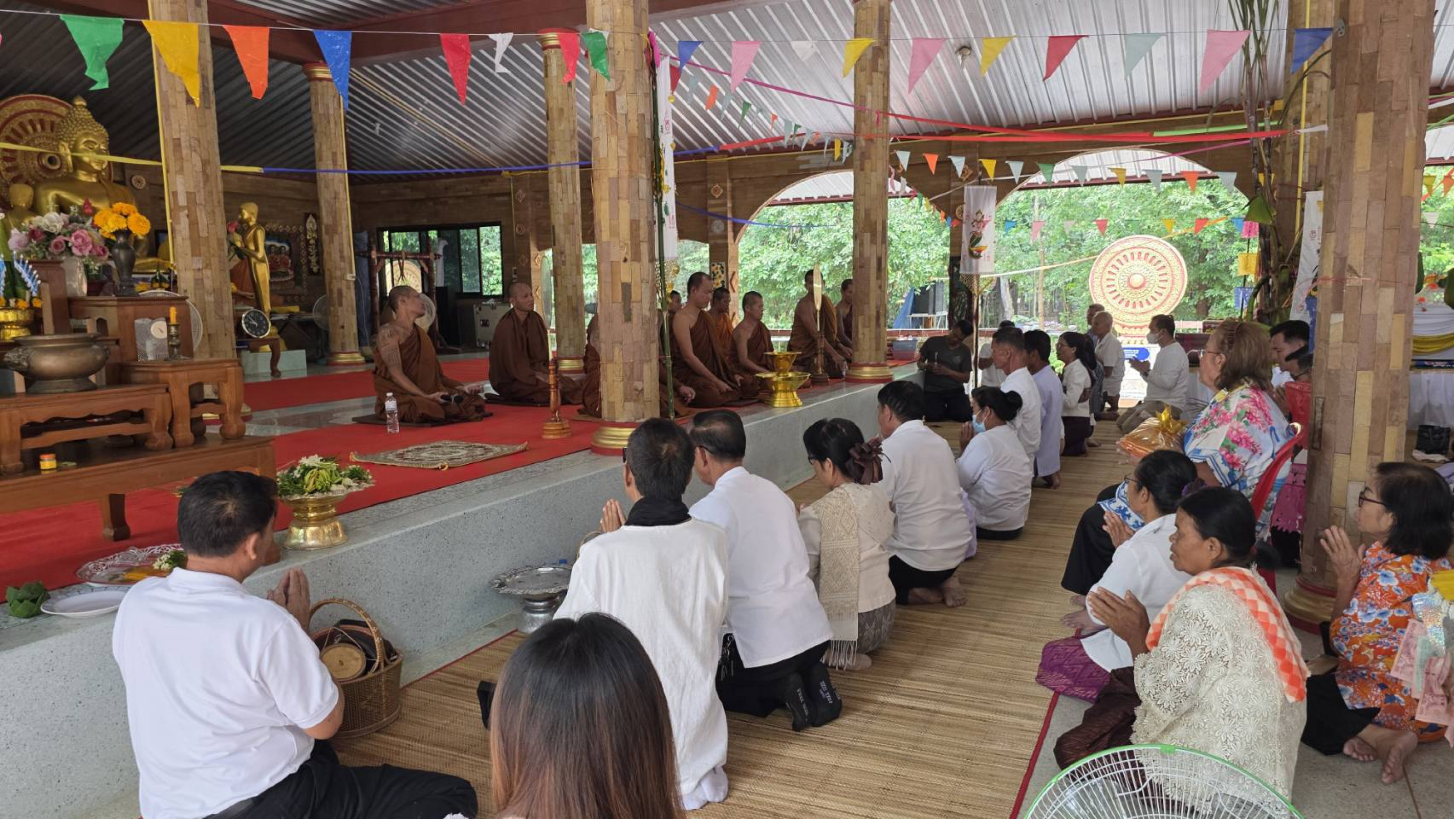 ภาพร่วมพิธีกรรมวัดสันติสุข