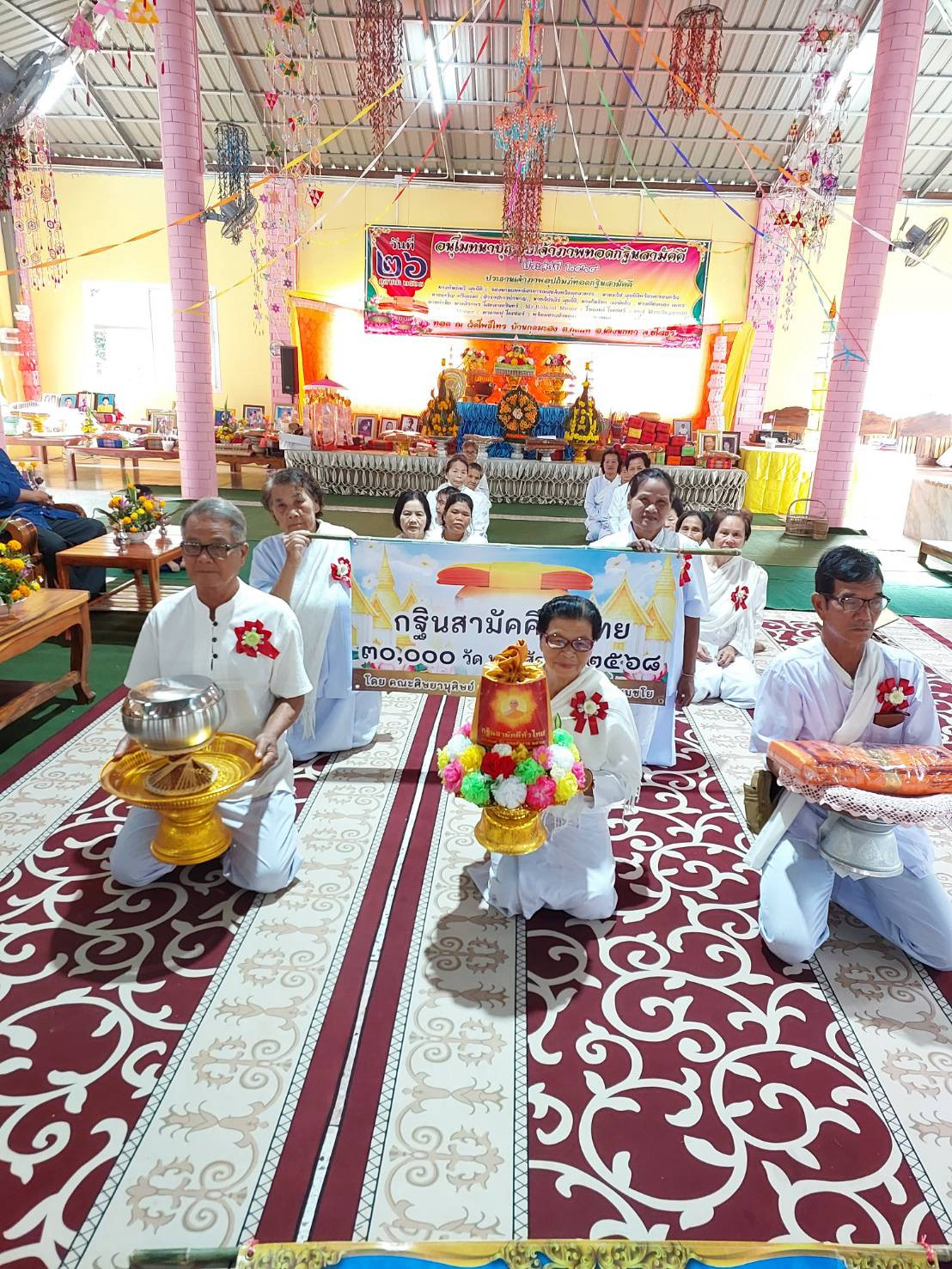 ภาพหมู่ถือพานถวายปัจจัยวัดโพธิ์ไทร