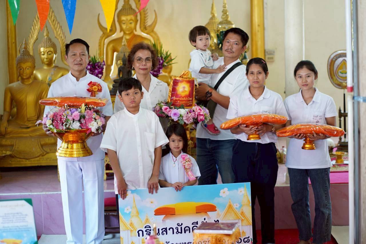 ภาพหมู่ถือพานถวายปัจจัยวัดบ้านดง