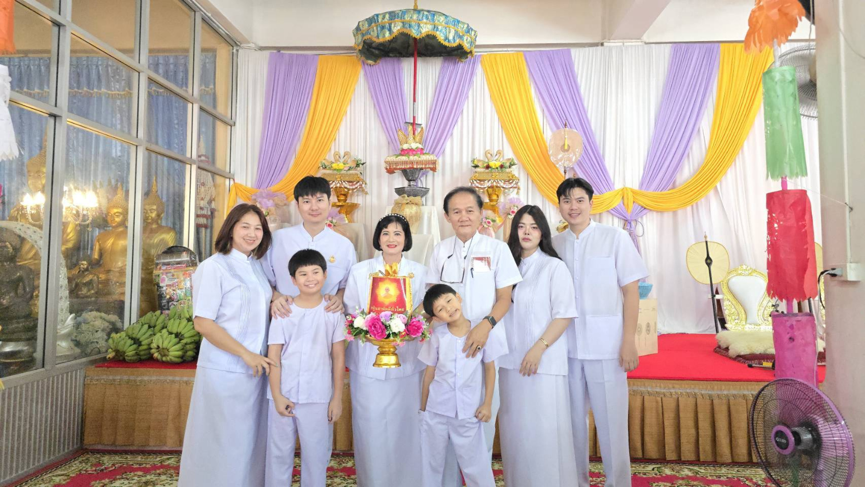 ภาพหมู่ถือพานถวายปัจจัยวัดทุ่งสาริกา