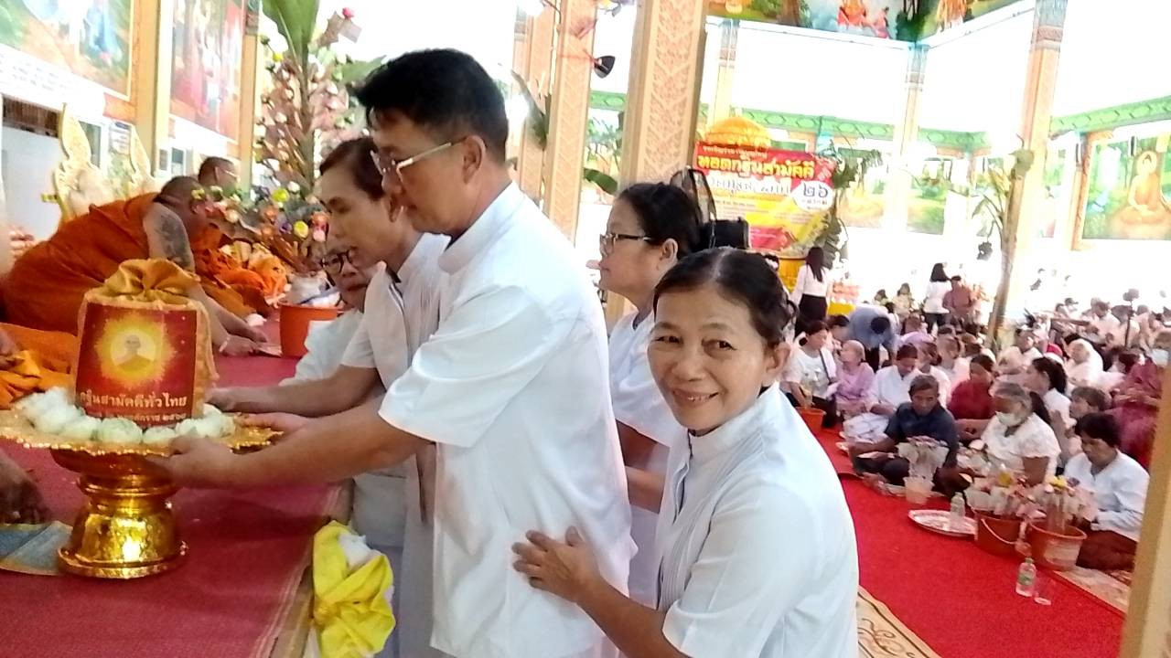 ภาพหมู่ถือพานถวายปัจจัยวัดทุ่งสามัคคี