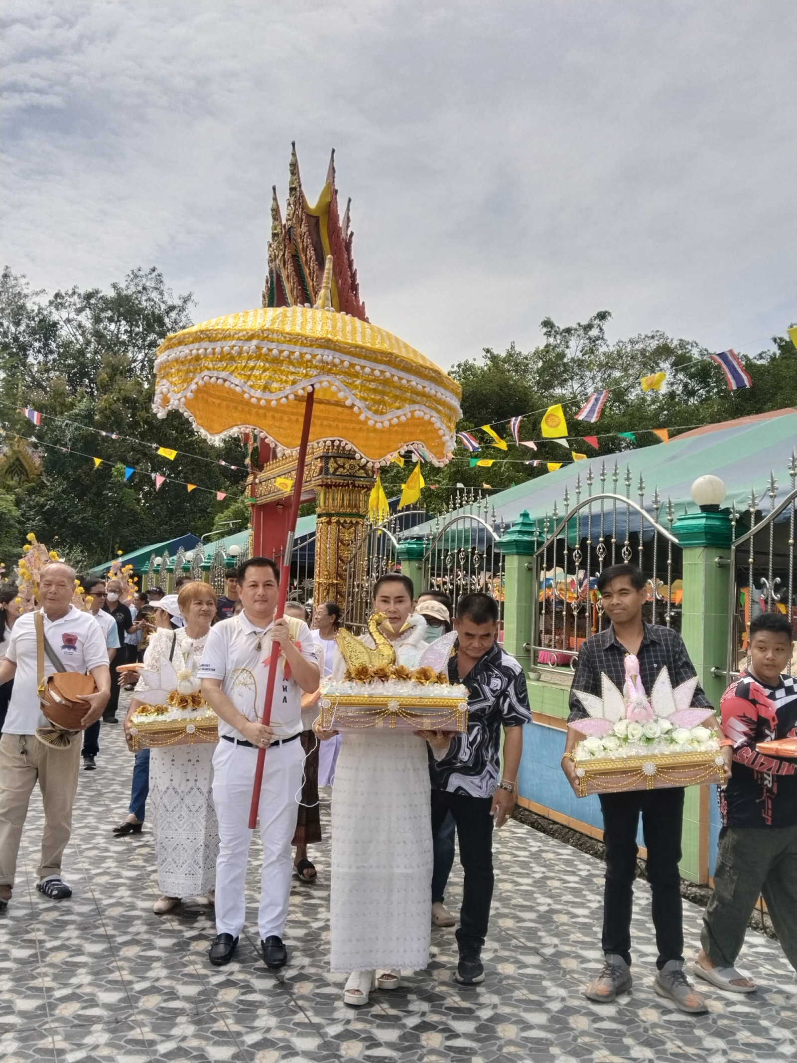 ภาพร่วมพิธีกรรมวัดคลองสมบูรณ์