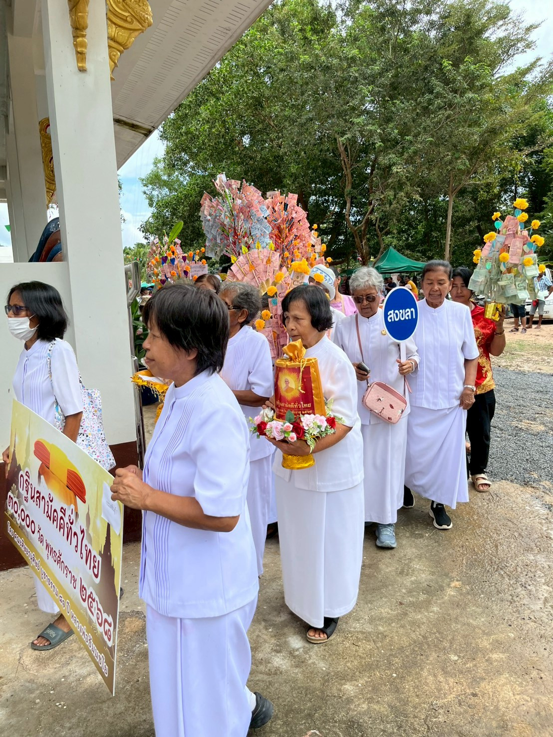 ภาพร่วมขบวนกฐินที่พักสงฆ์บ้านไร่