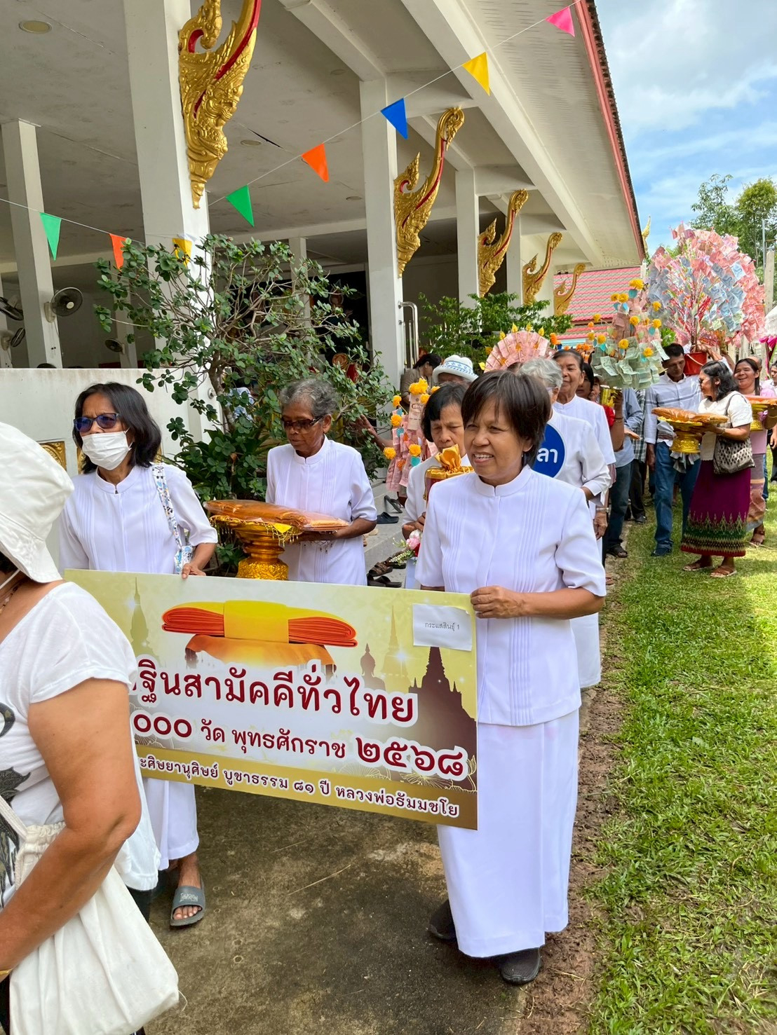 ภาพร่วมพิธีกรรมที่พักสงฆ์บ้านไร่