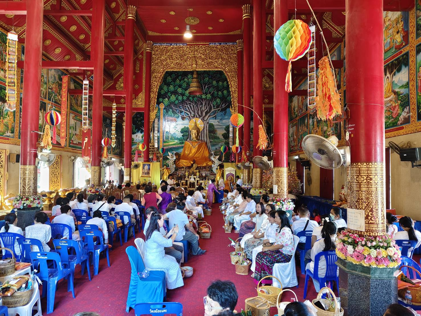 ภาพร่วมพิธีกรรมวัดเหมืองแดง