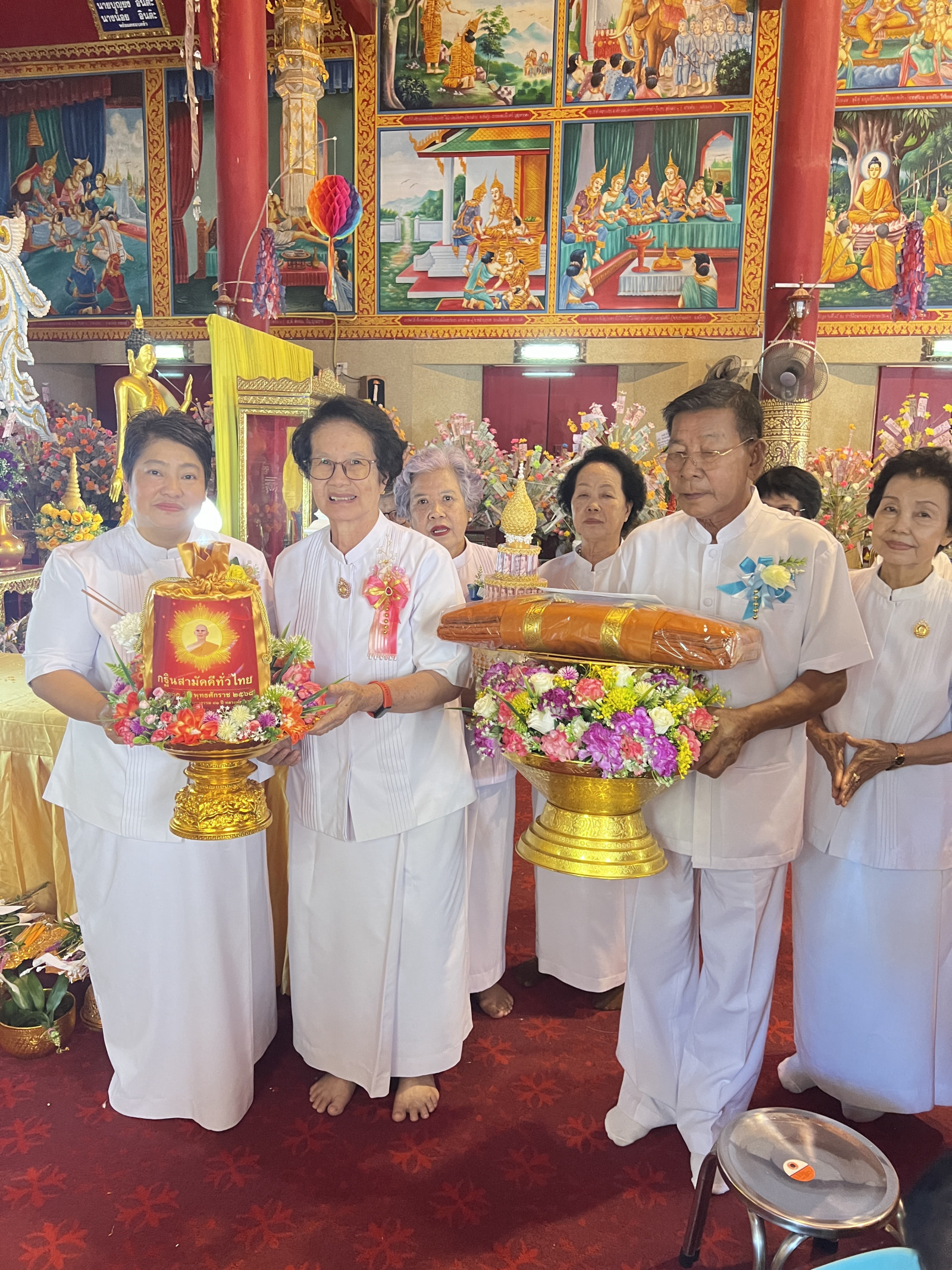 ภาพร่วมพิธีกรรมวัดเหมืองแดง