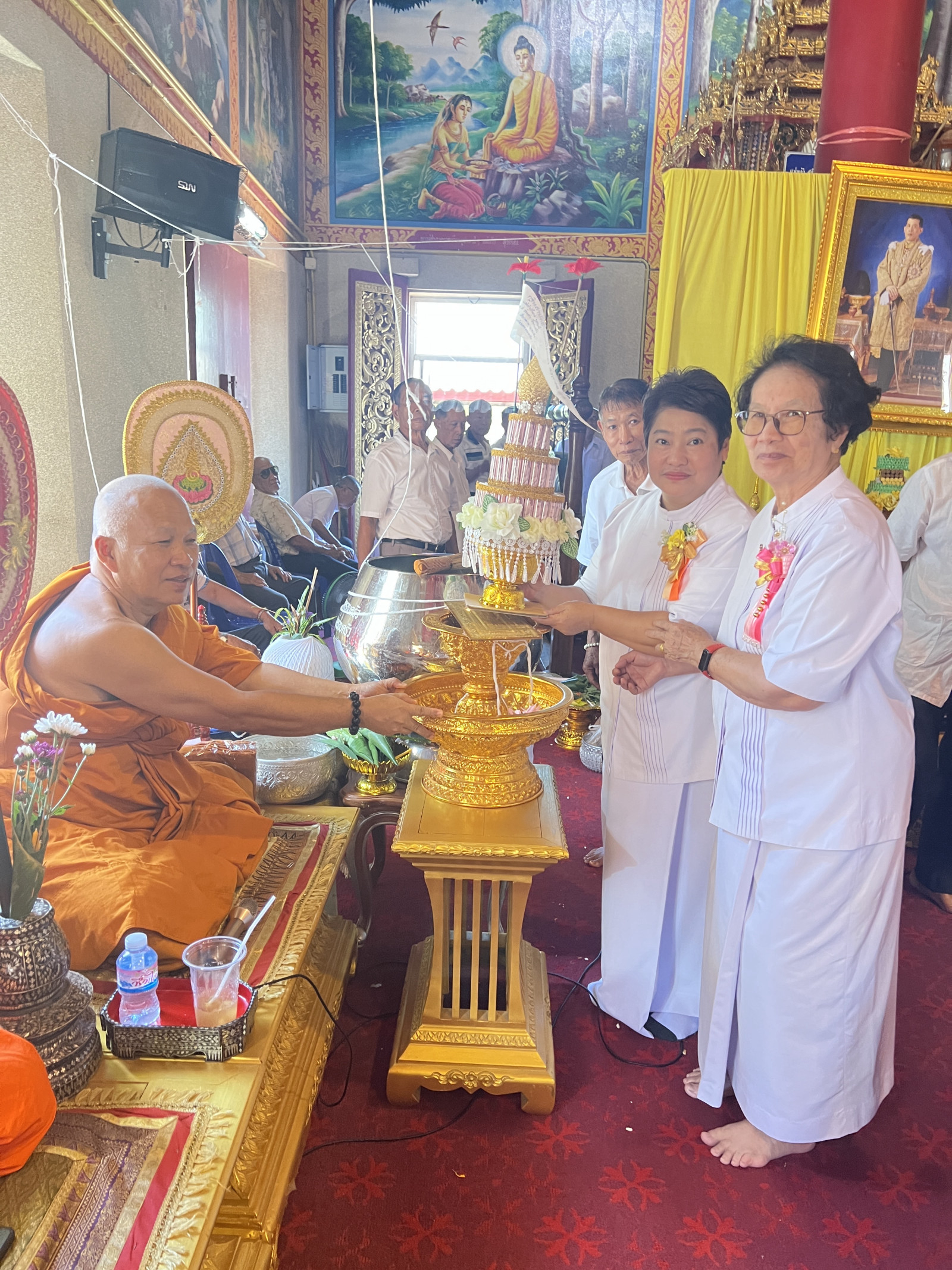 ภาพร่วมพิธีกรรมวัดเหมืองแดง