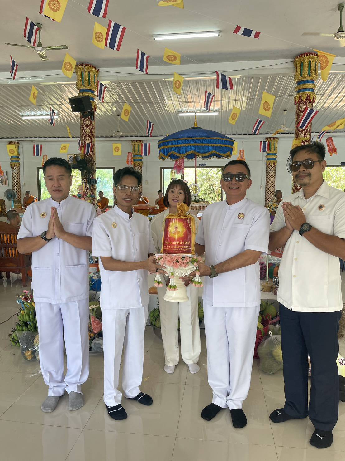 ภาพหมู่ถือพานถวายปัจจัยวัดยางแดง