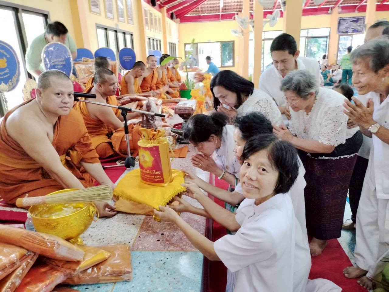 ภาพการถวายปัจจัยวัดตาลดำผดุงราษฎร์