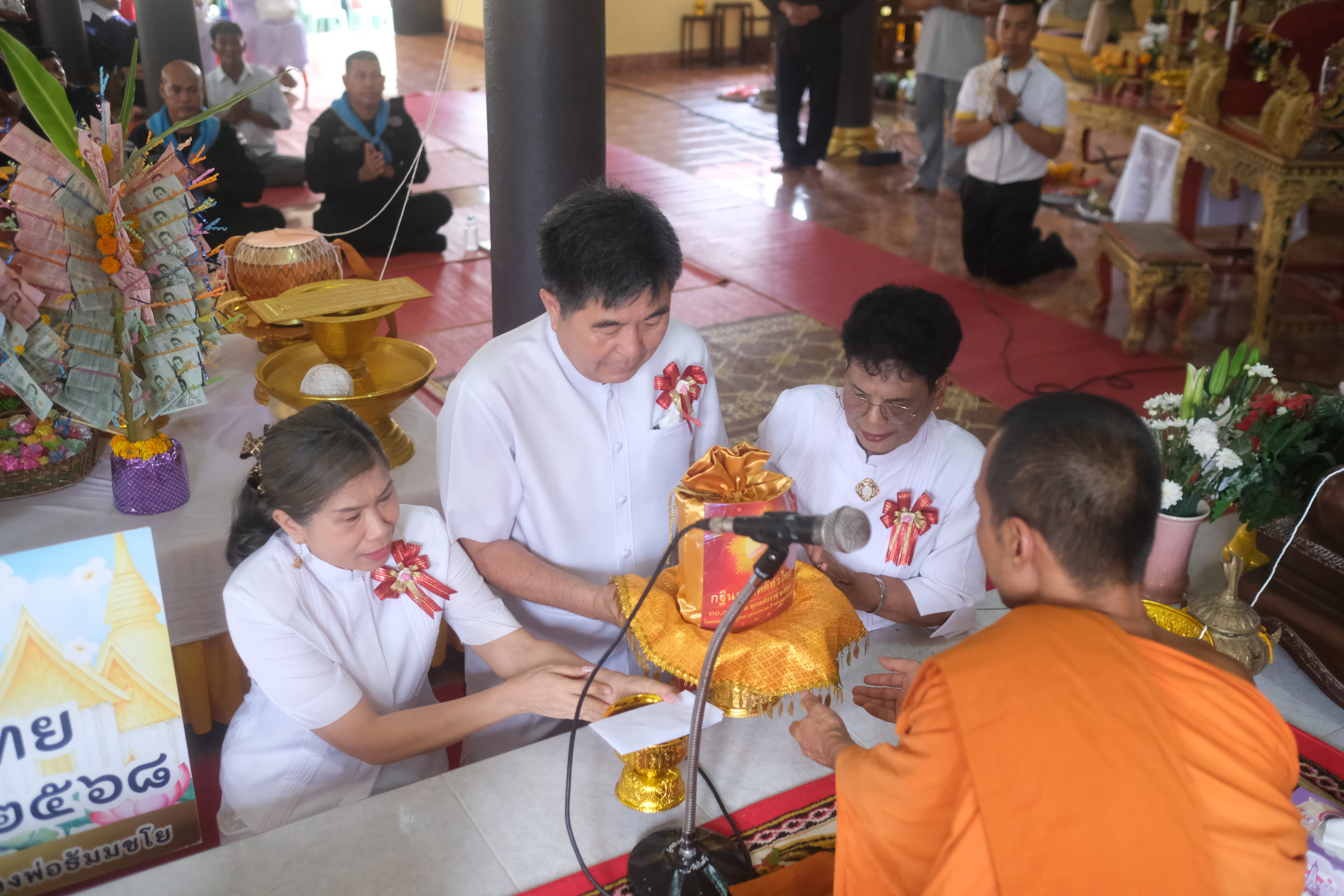 ภาพการถวายปัจจัยวัดป่าศรี