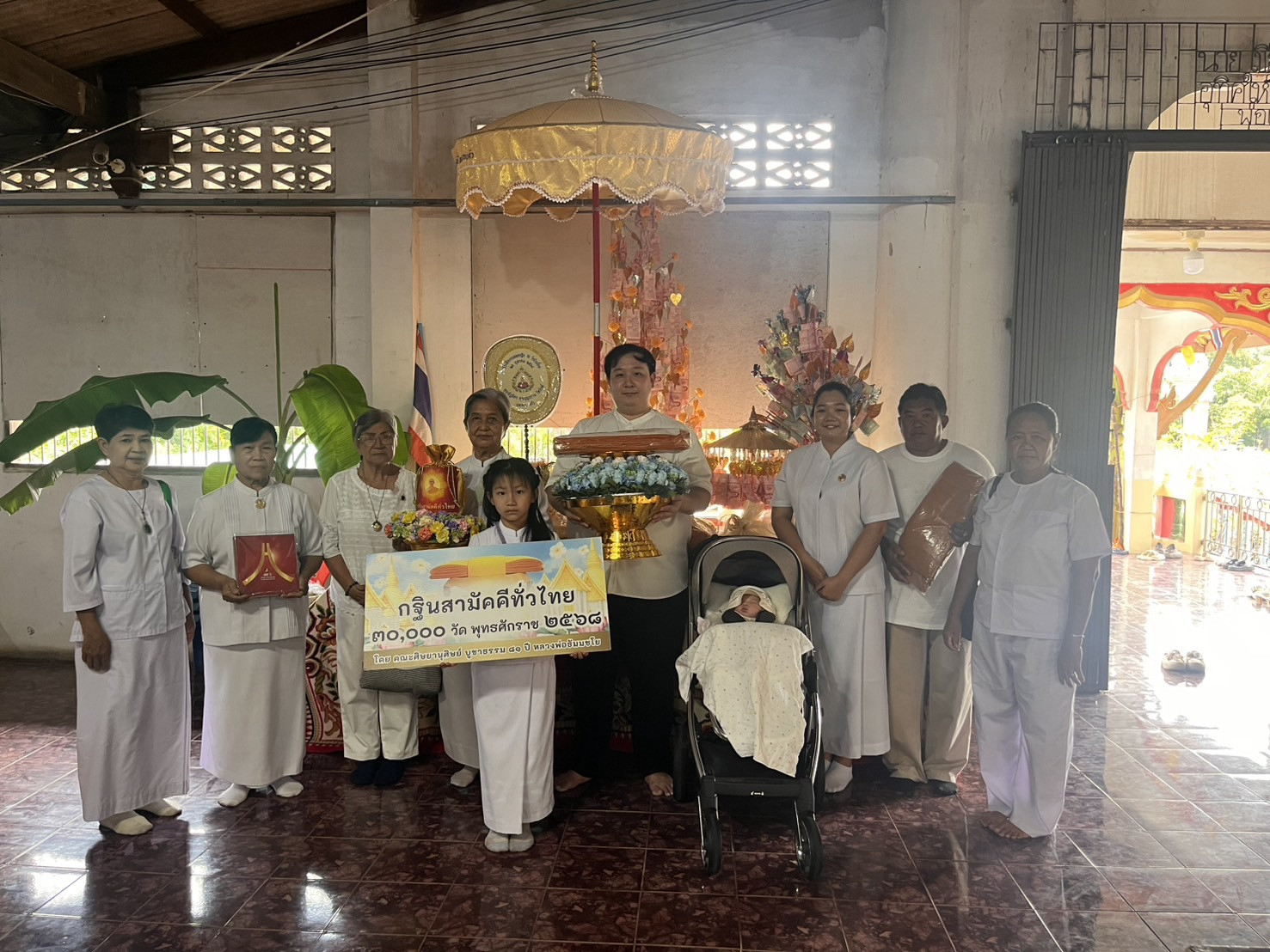 ภาพหมู่ถือพานถวายปัจจัยวัดโพธิ์ดก