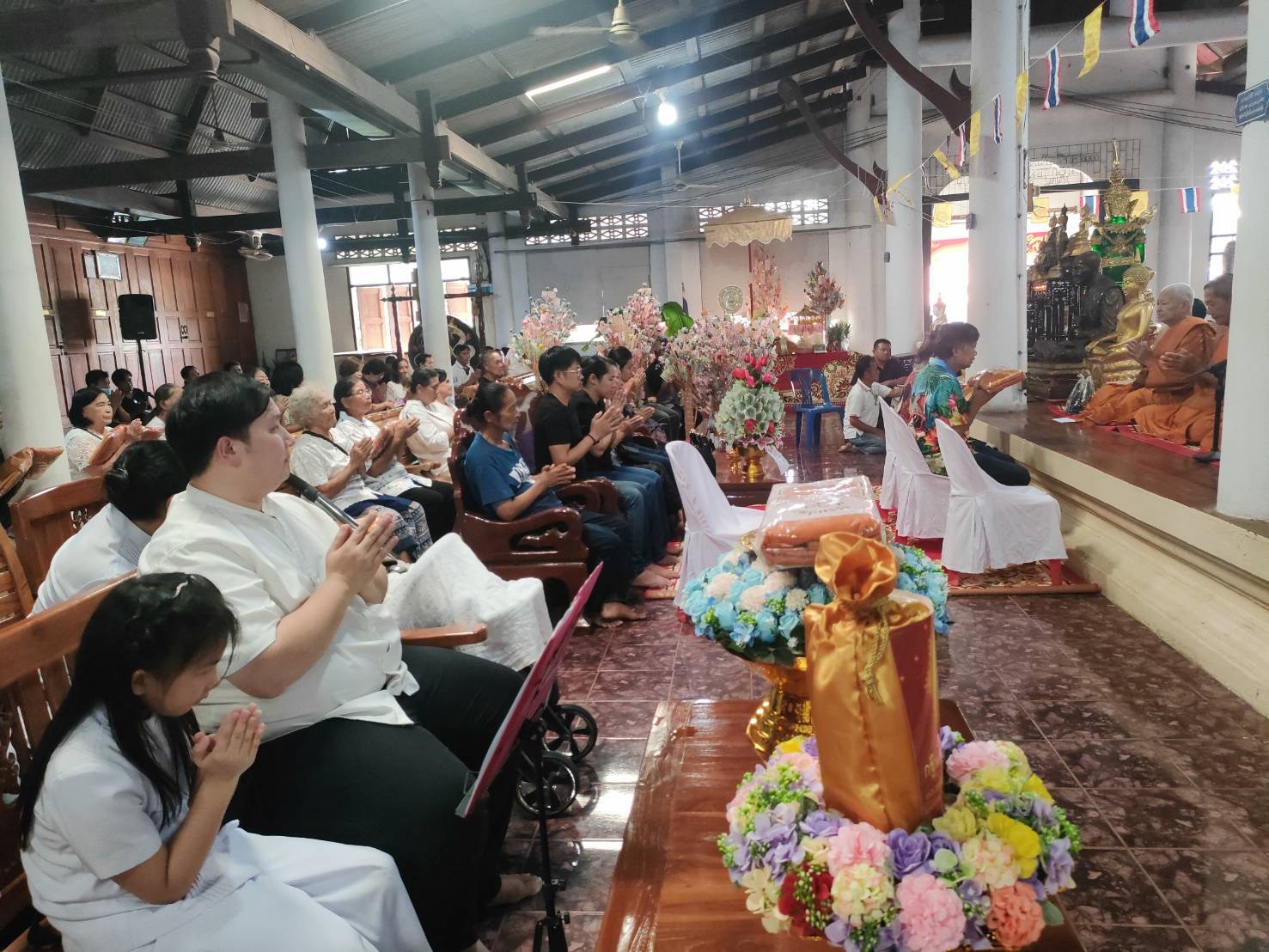 ภาพร่วมพิธีกรรมวัดโพธิ์ดก