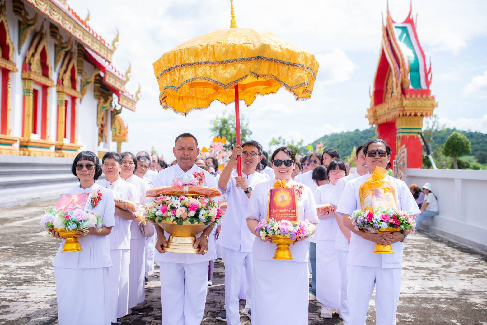 ภาพร่วมขบวนกฐินวัดดงรัง