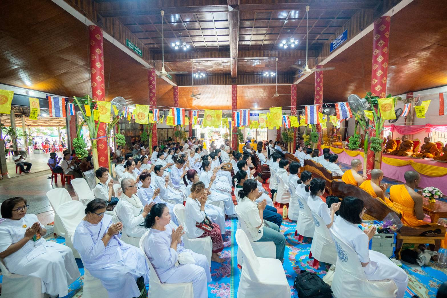 ภาพร่วมพิธีกรรมวัดดงรัง