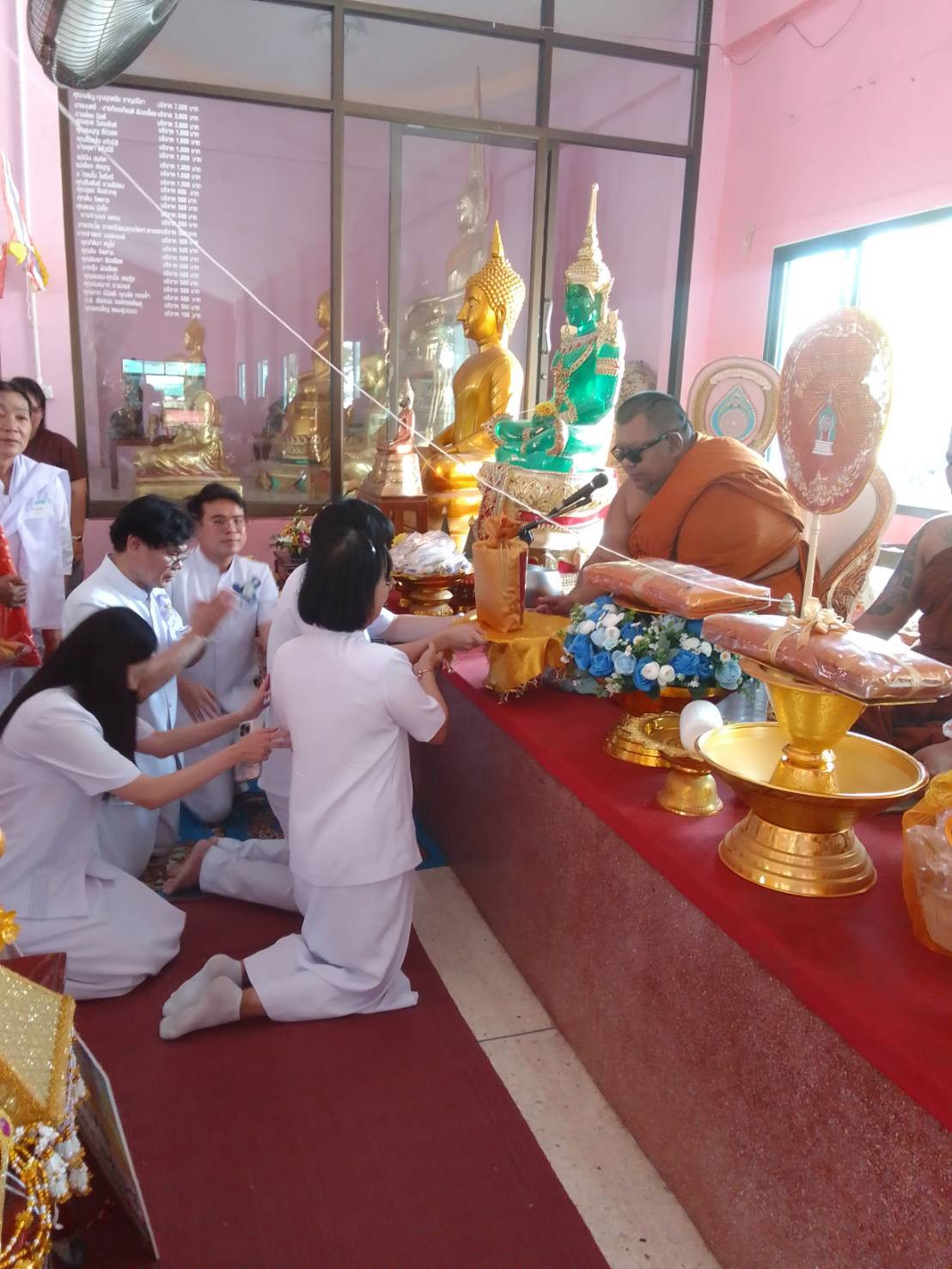 ภาพการถวายปัจจัยวัดหนองพันเทา