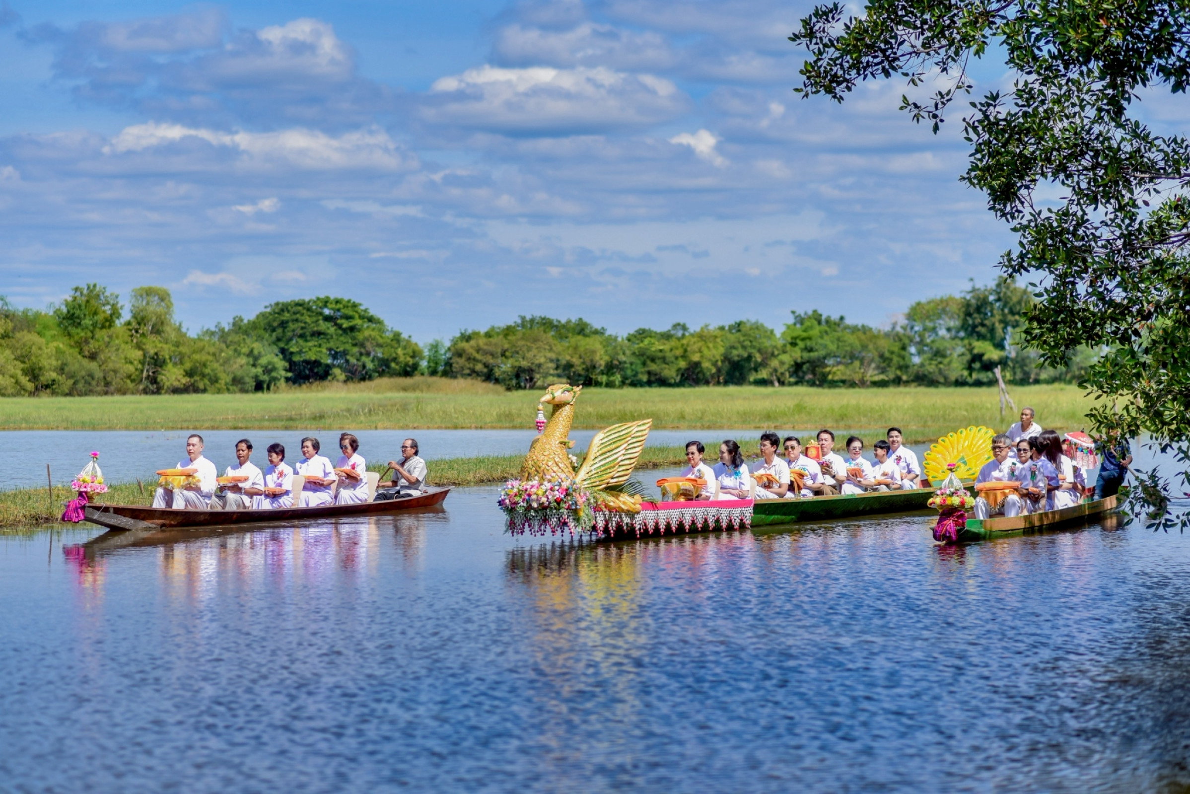 ภาพร่วมพิธีกรรมศูนย์ปฏิบัติธรรมแก้วมงคลสกลนคร (หนองหาร)