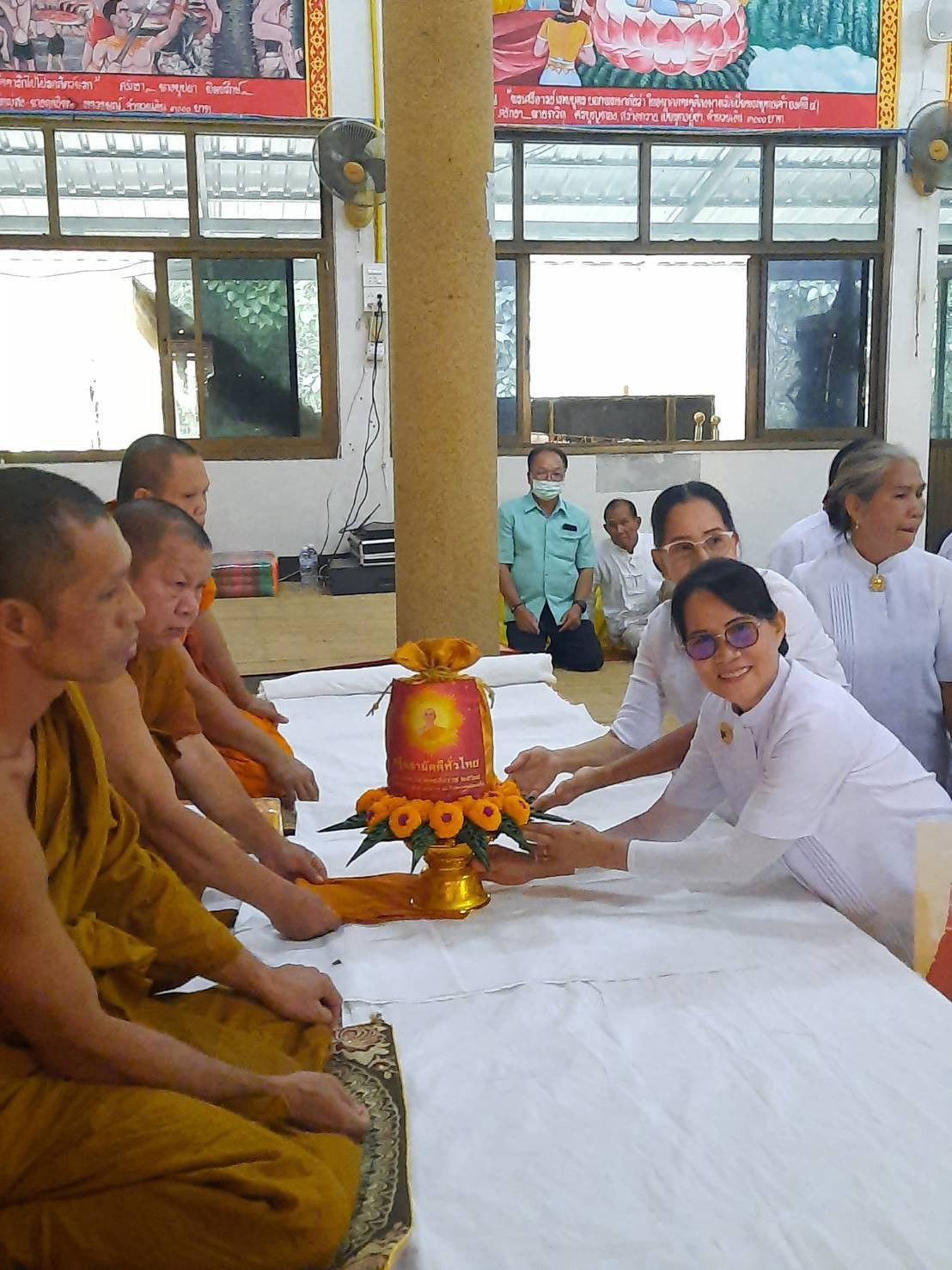 ภาพการถวายปัจจัยวัดป่าโนนสวาง