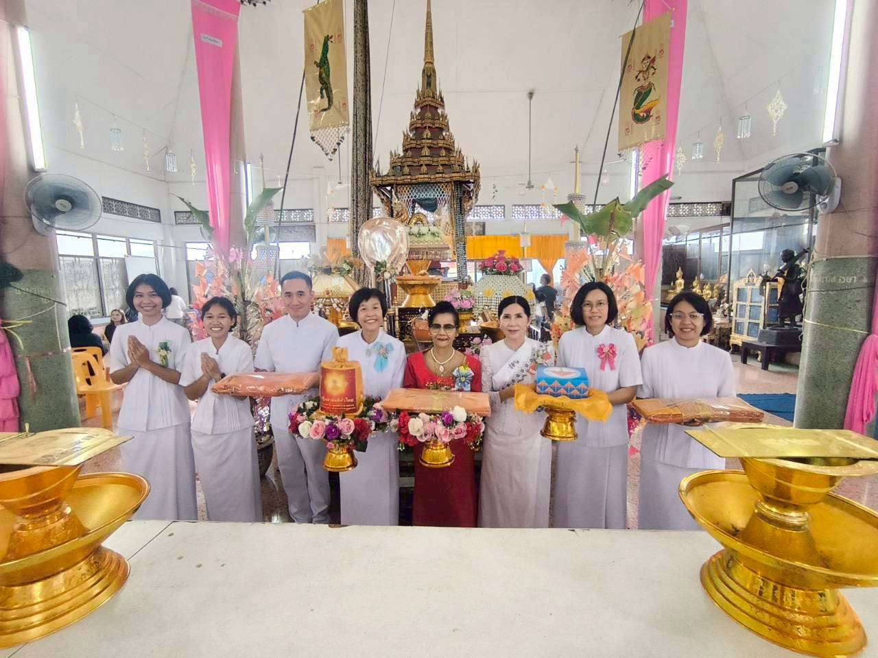 ภาพหมู่ถือพานถวายปัจจัยวัดไทรอารีรักษ์