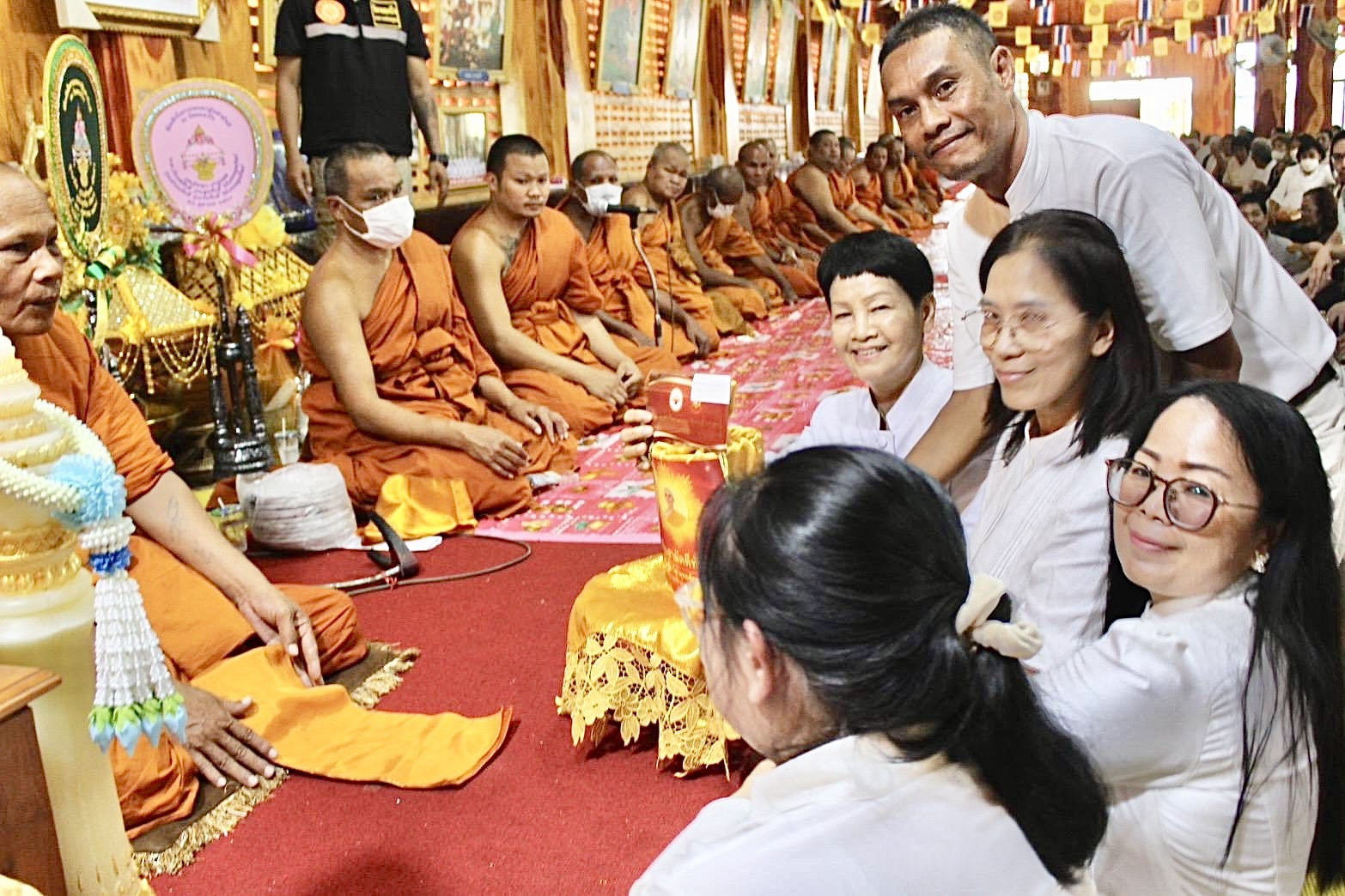 ภาพการถวายปัจจัยวัดจอมบึง