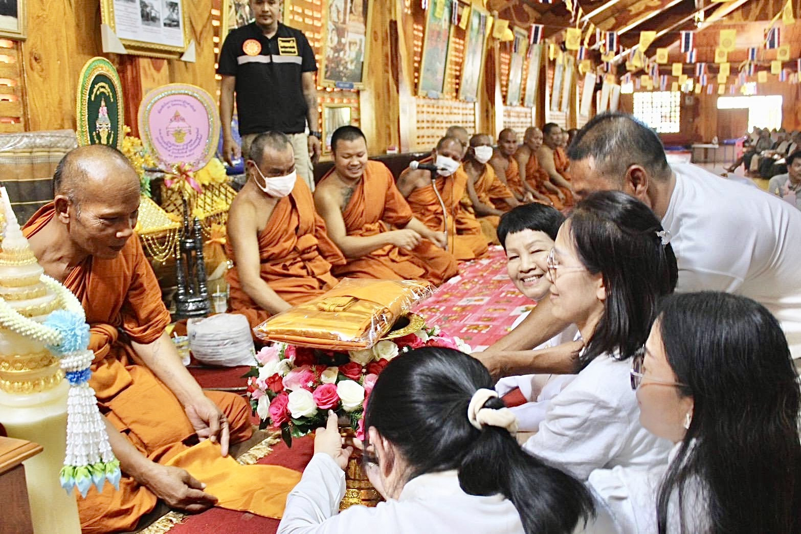 ภาพร่วมพิธีกรรมวัดจอมบึง