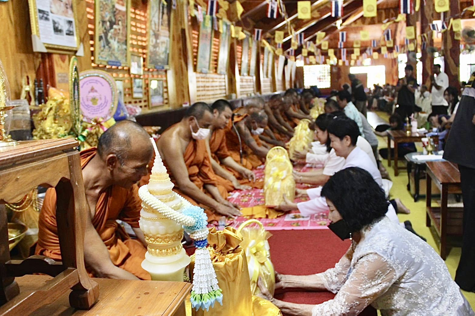 ภาพร่วมพิธีกรรมวัดจอมบึง