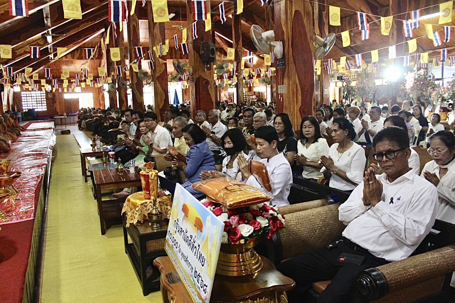 ภาพร่วมพิธีกรรมวัดจอมบึง