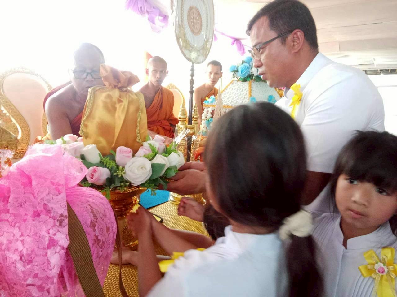 ภาพการถวายปัจจัยวัดพัฒนาป่าไม้