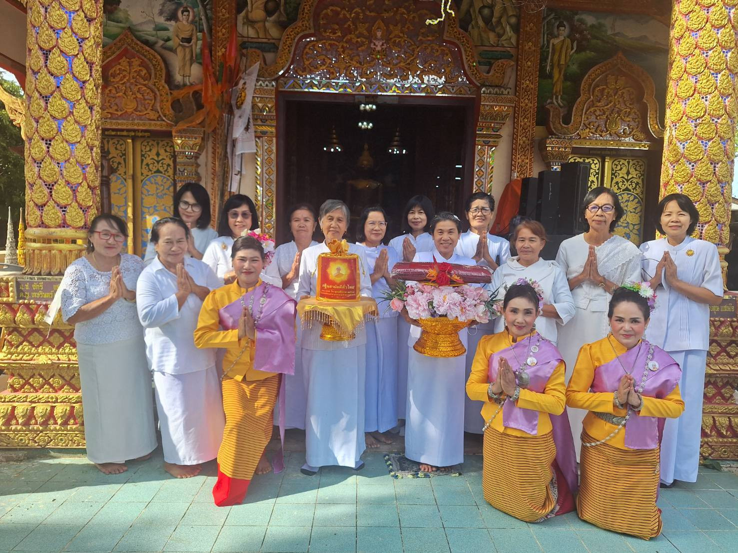 ภาพหมู่ถือพานถวายปัจจัยวัดทุ่งโป่ง